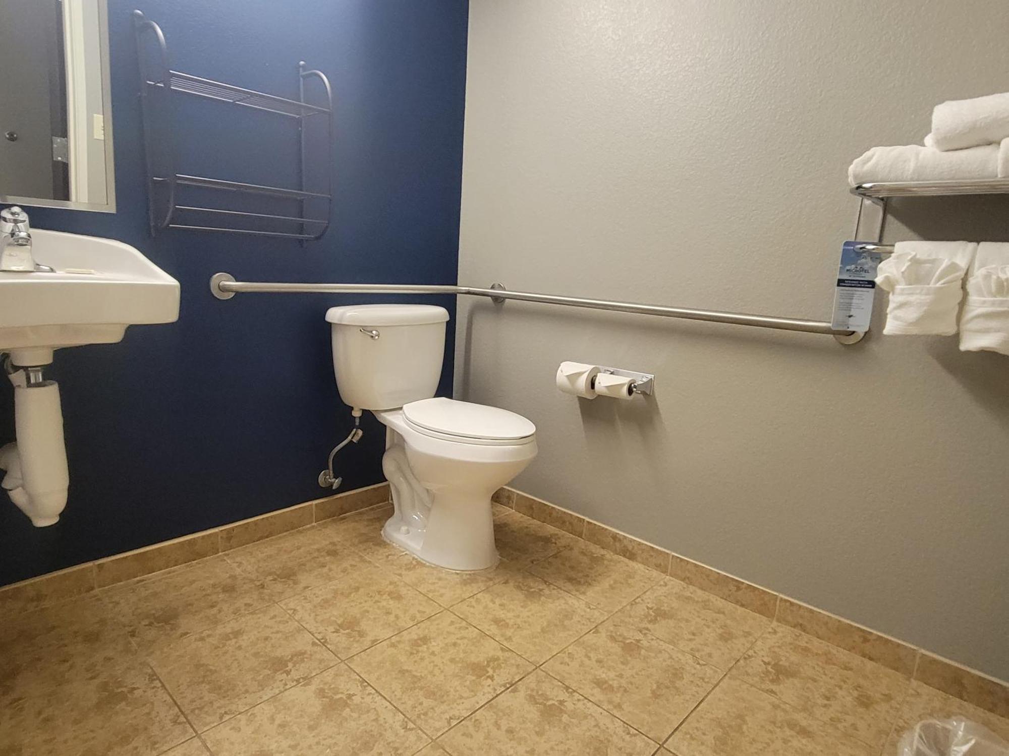 Microtel Inn & Suites By Wyndham Bluffs Council Bluffs Eksteriør bilde